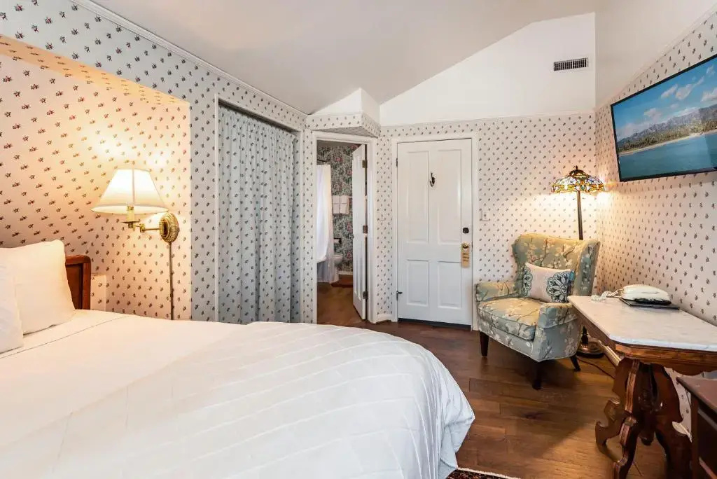 Tiffany Double room (full double bed)