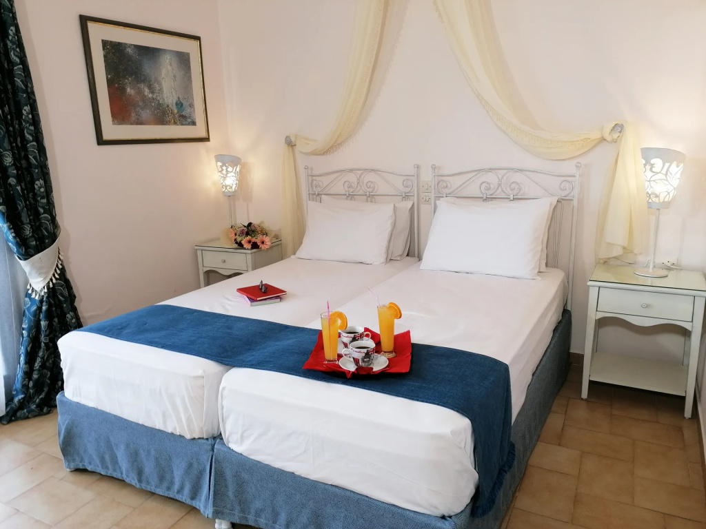 Standard Triple room