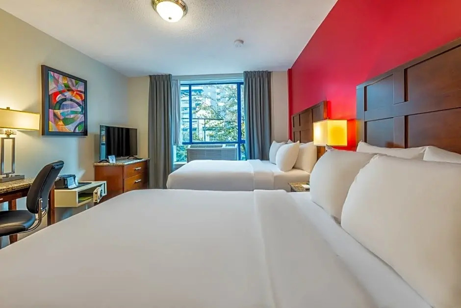 Четырёхместный номер Standard в Ramada Limited Vancouver Downtown