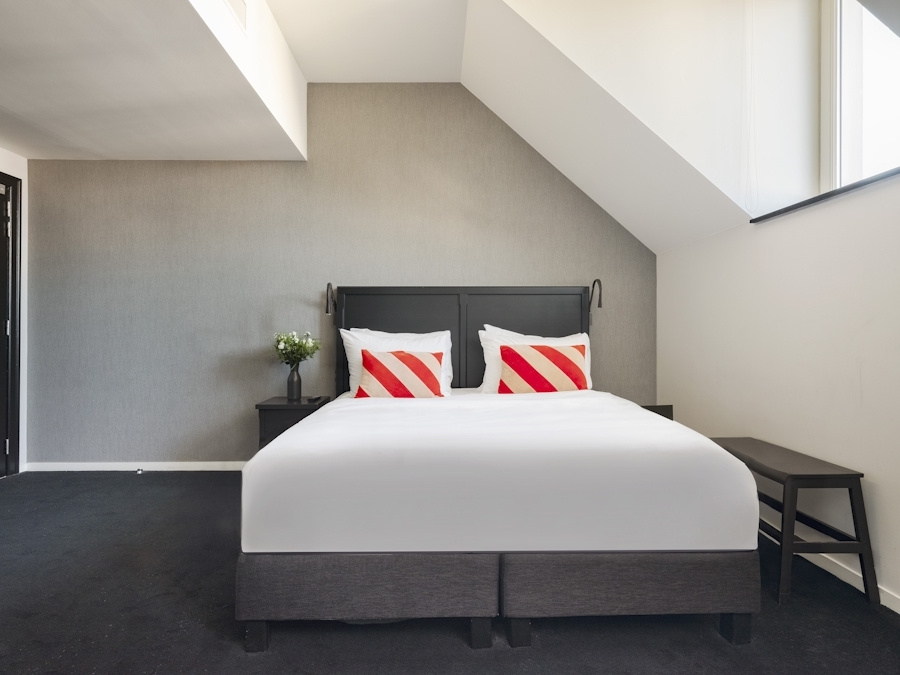 Extra Large with Separate Living Area and Bathtub Double room (full double bed)