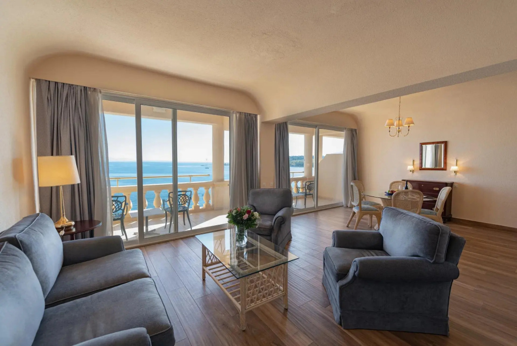 1 Bedroom Double Suite with sea view twin beds