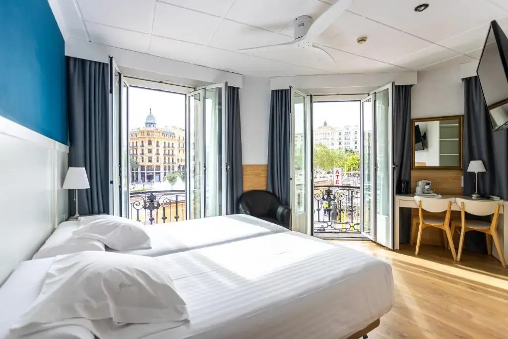 Deluxe Double room with square view (full double bed)