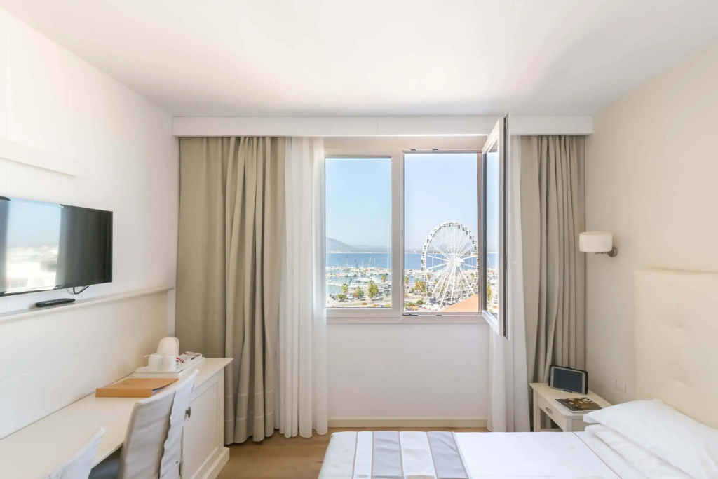 Double room with partial sea view (twin beds)
