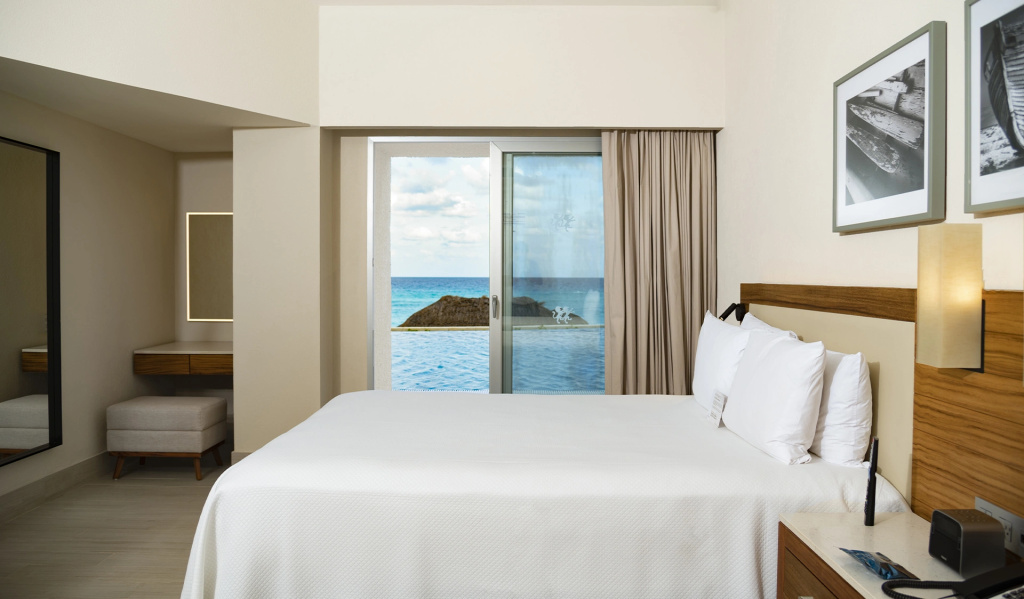 Swim Up room oceanfront