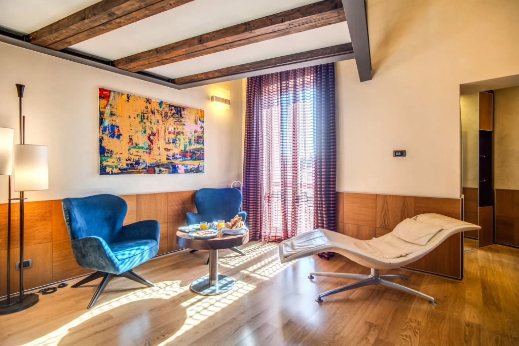 Deluxe Double Suite (full double bed)