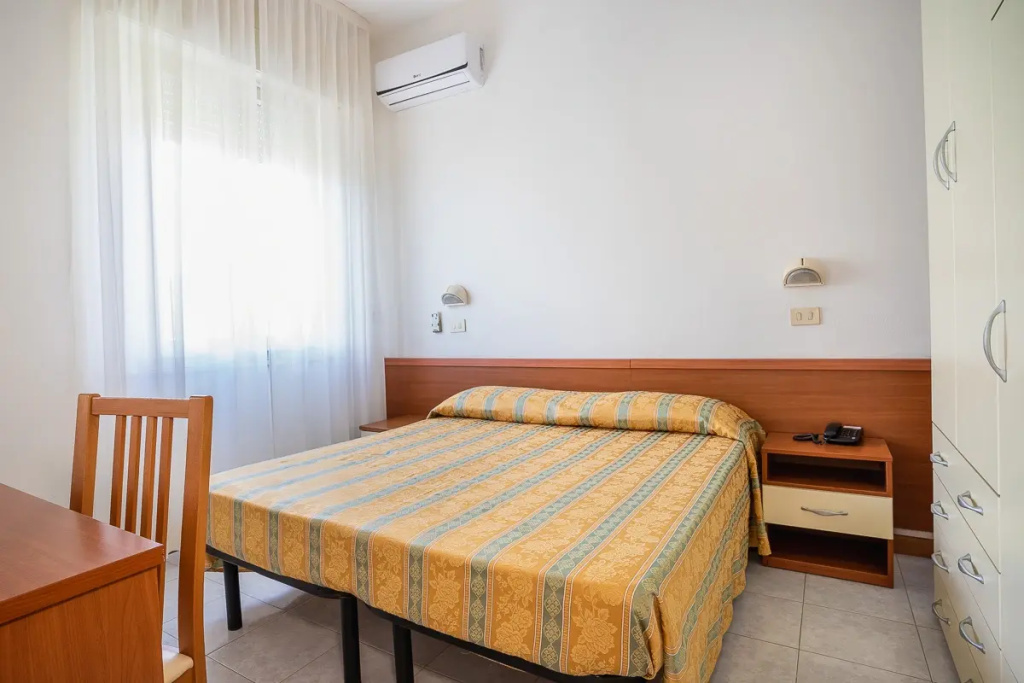 Double room (full double bed)