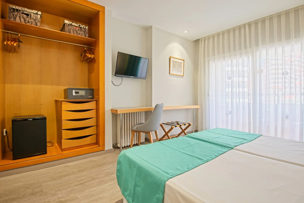 Double room with pool view (full double bed)