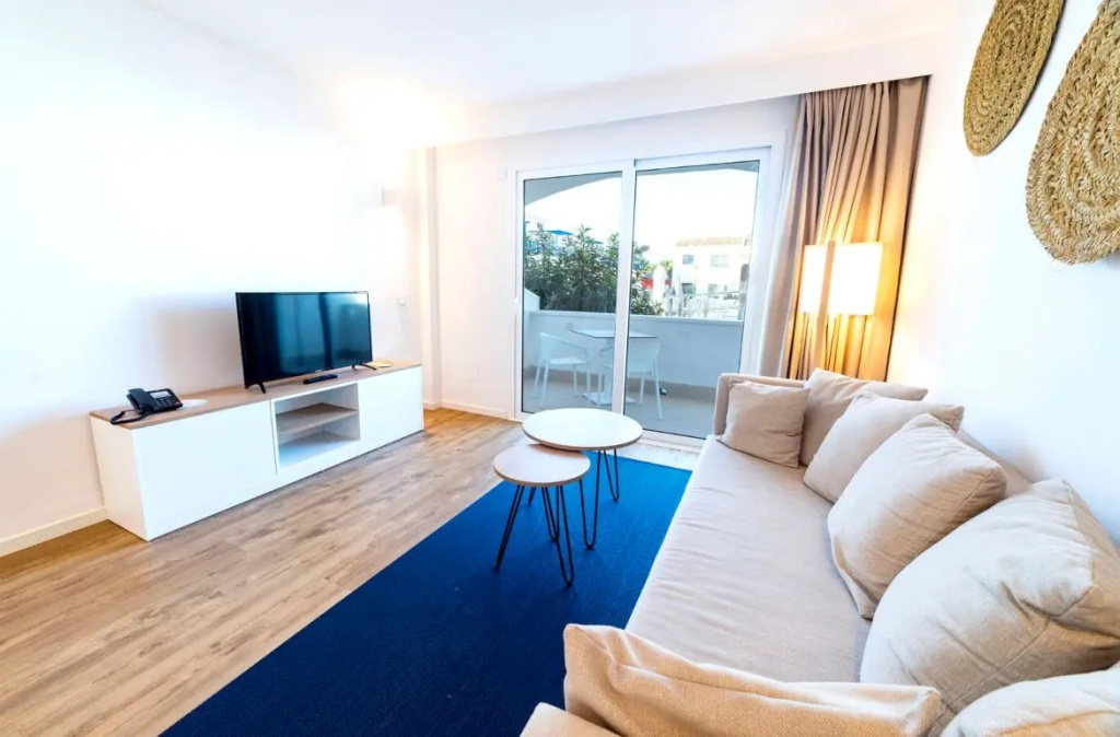 Double Suite with pool view (twin beds)