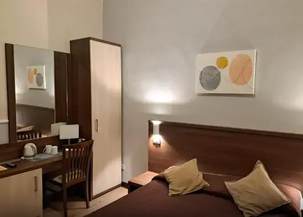 Small Double room (full double bed)