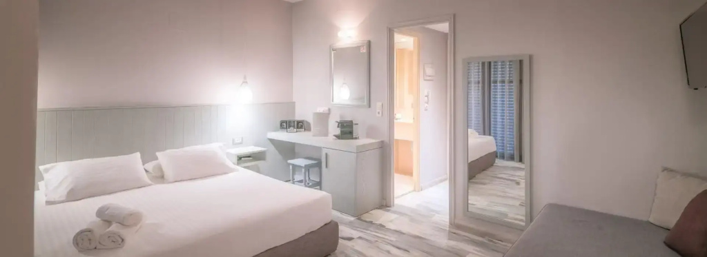 Deluxe Double room (full double bed)