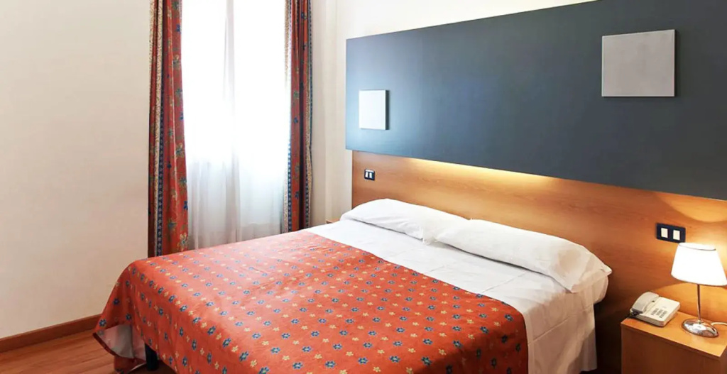 Small Double room (full double bed)
