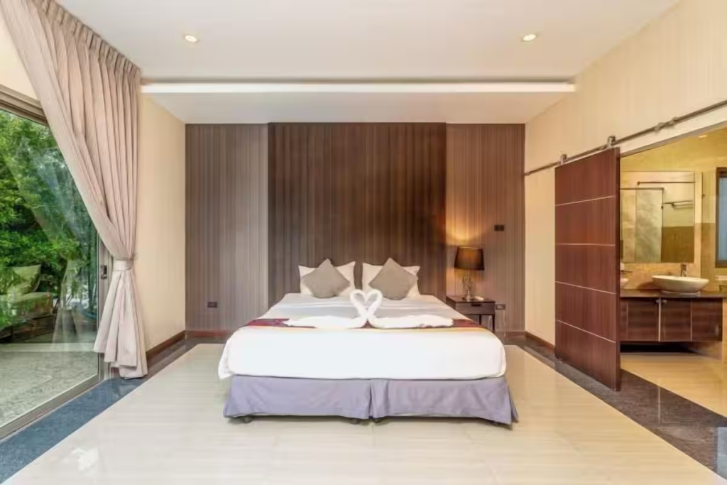 5 Bedrooms Villa