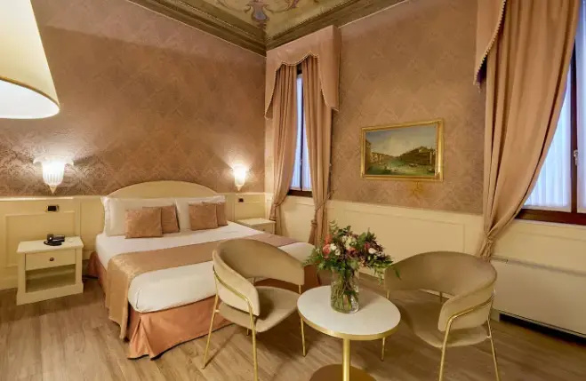 Double Junior Suite with canal view (full double bed)