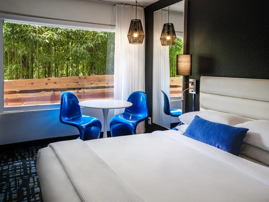 Headliner Double room (full double bed)