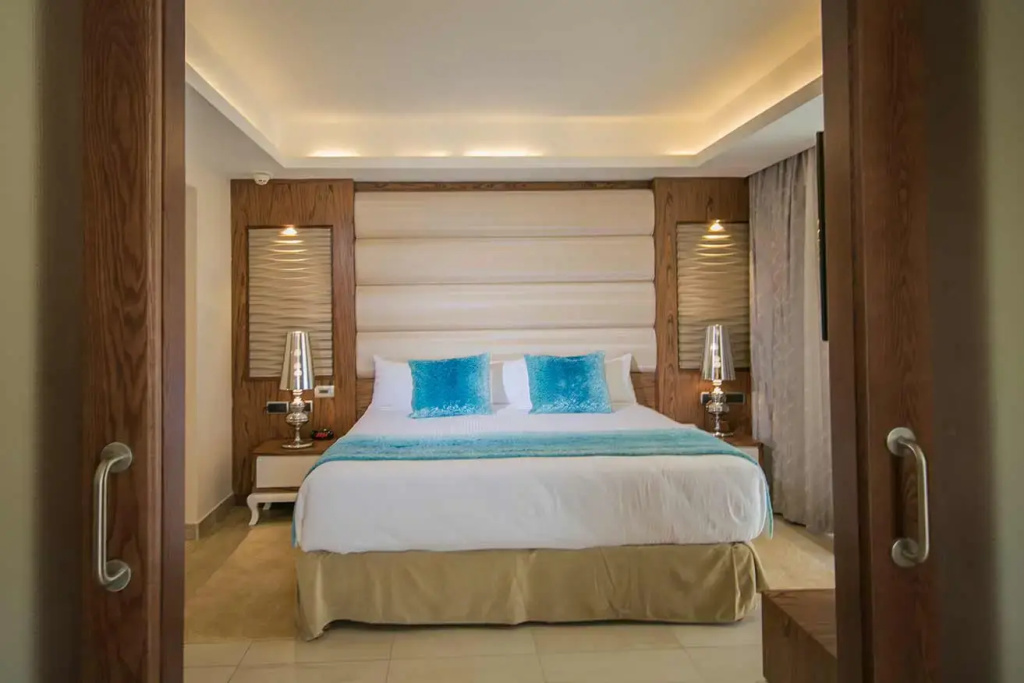 Swim Up Quadruple Club Mirage Suite with Outdoor Jacuzzi 18+