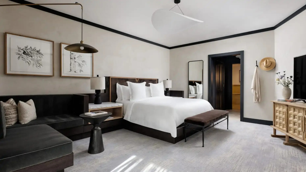 1 Bedroom Maroon Double Suite (full double bed)