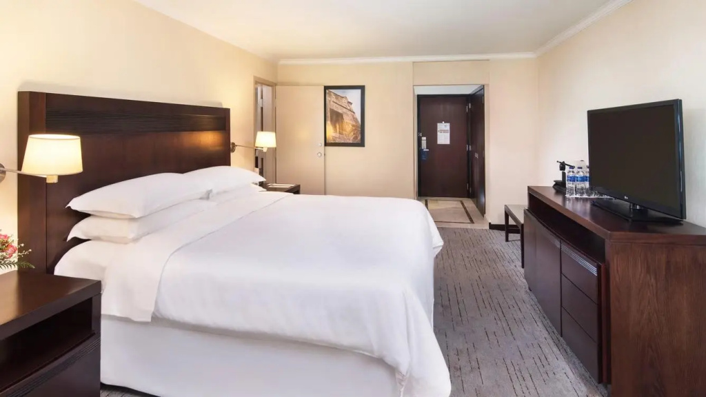 Larger Double room with partial ocean view (full double bed)