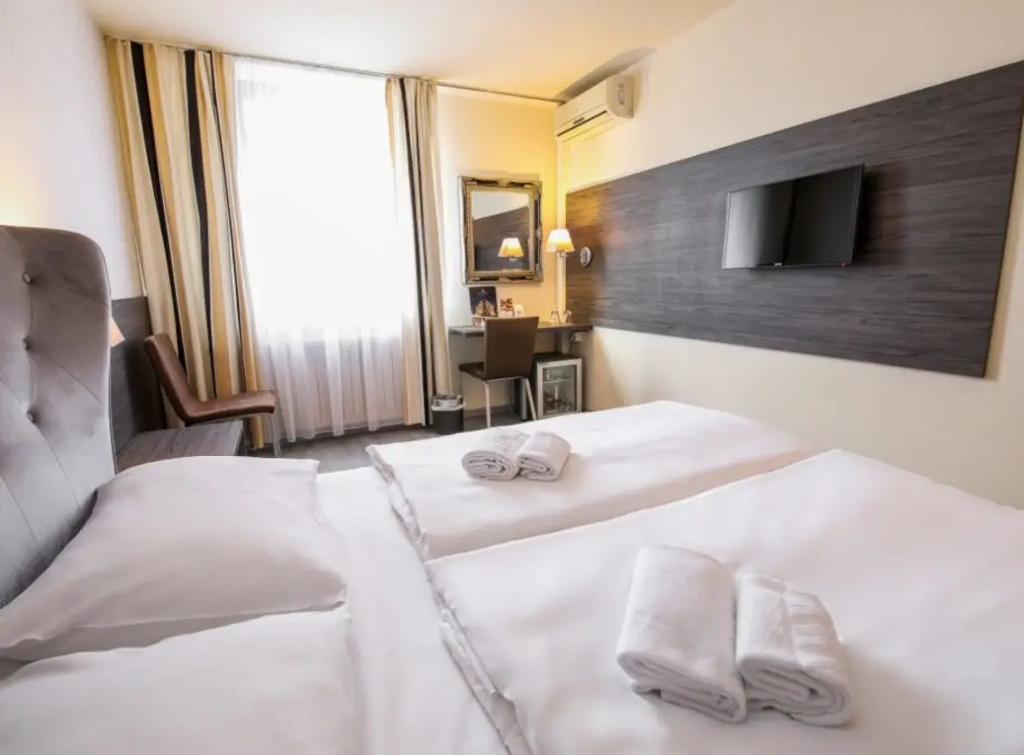 Standard with French Bed Double room (full double bed)