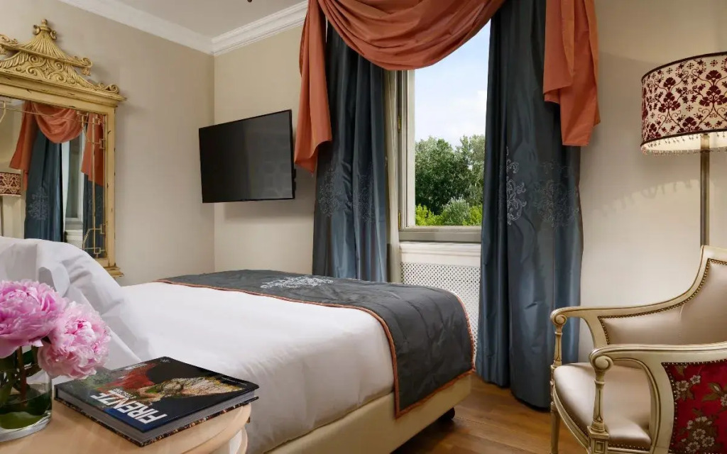 Трёхместный номер вид на реку Арно в Hotel Ville sull'Arno