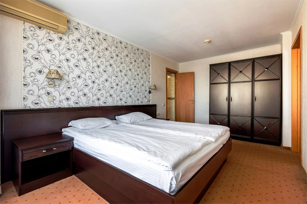 Magnoliya Hotel Room Type - 2-room Double room with balcony and with courtyard view full double bed