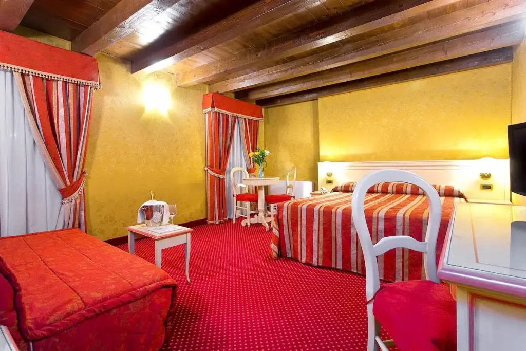 Double Junior Suite (full double bed)