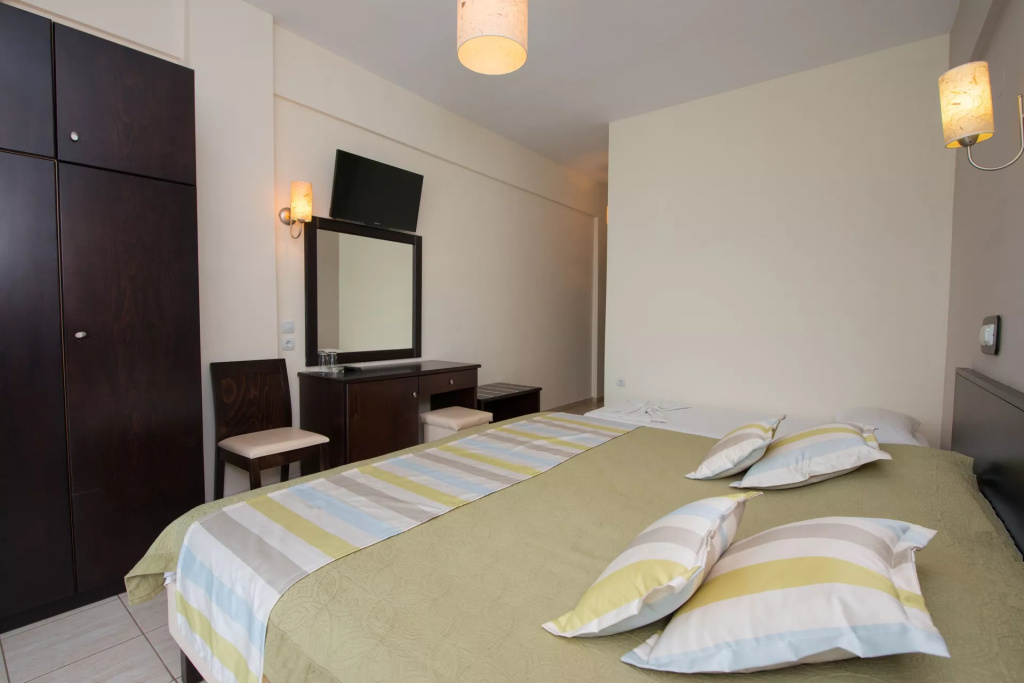 Standard Double room with Side Sea View (full double bed)