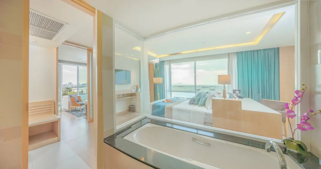 Двухместный люкс c 1 комнатой с видом на океан двуспальная кровать в Pattaya Sea View Hotel