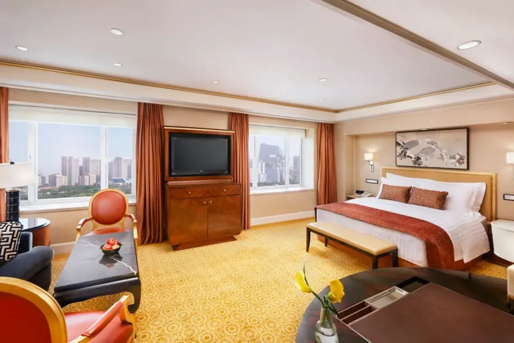 Diplomat Deluxe Double room with city view (full double bed)