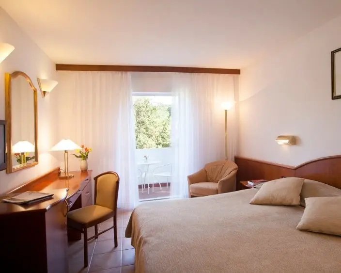 Classic Double room with balcony (full double bed)