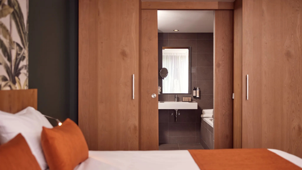 Deluxe Double room (full double bed)