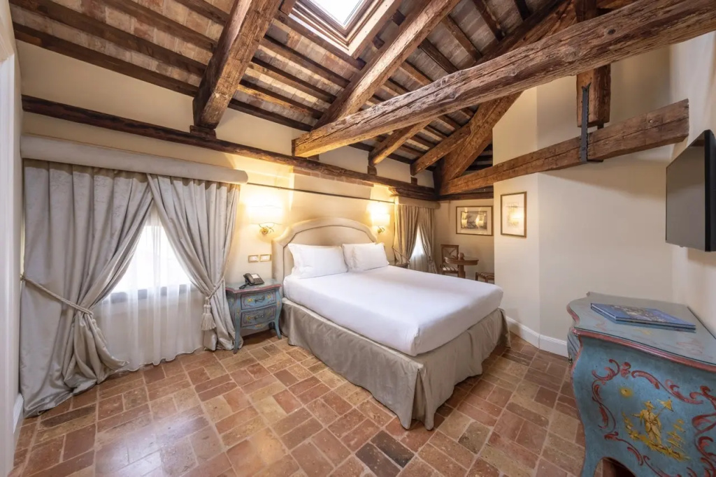 Superior Double room (full double bed)