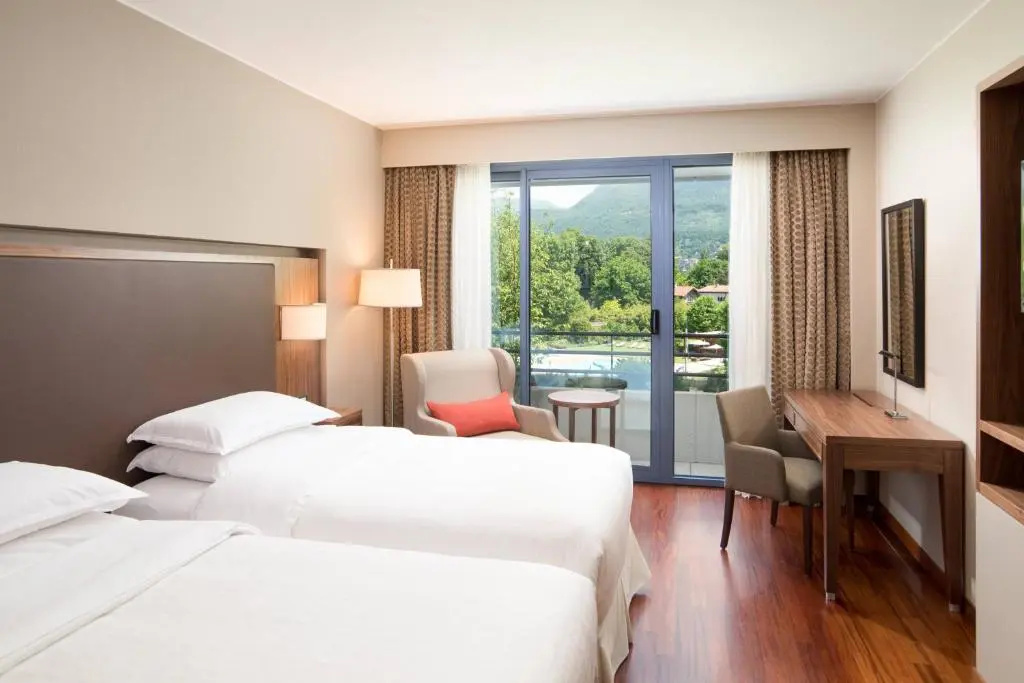 Deluxe Pool View Double room (twin beds)