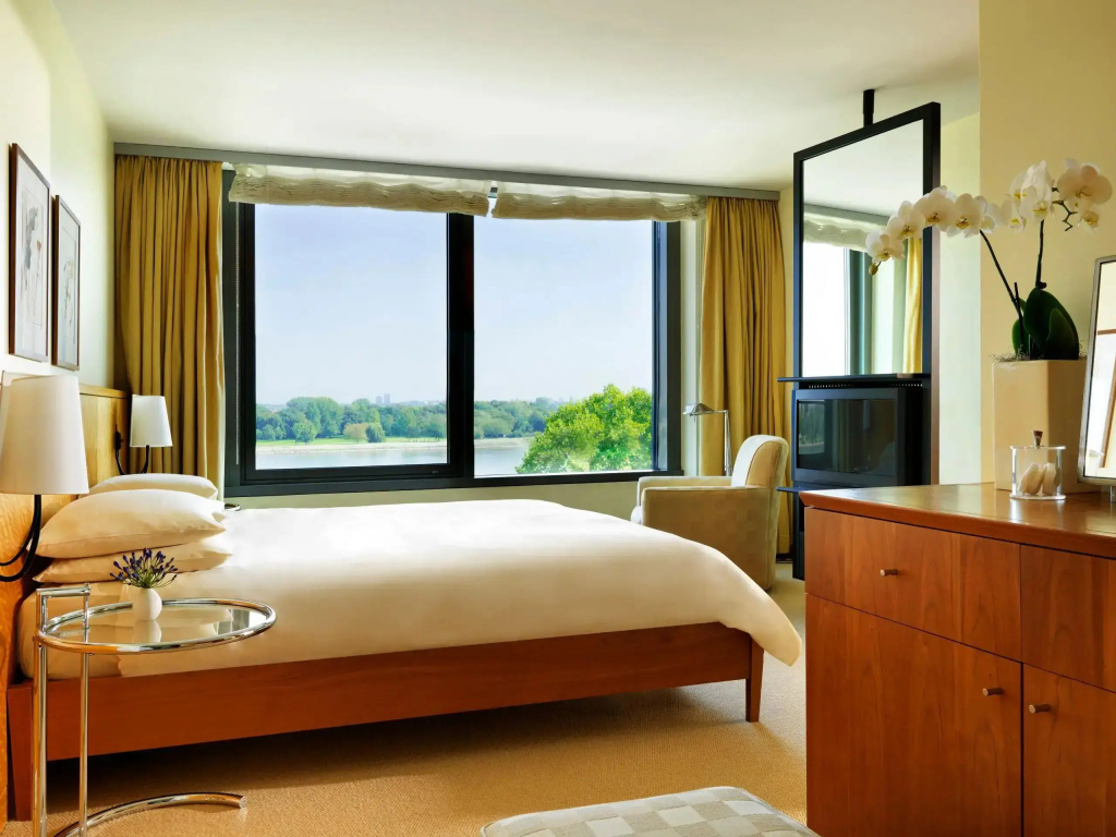 Regency Executive Double Suite (full double bed)