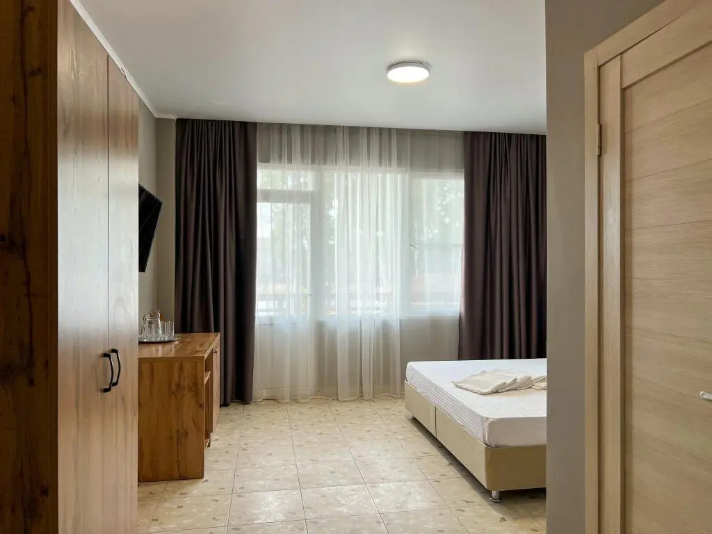 Двухместный номер Стандарт (корпус С) c 1 комнатой с видом на парк двуспальная кровать в Напра