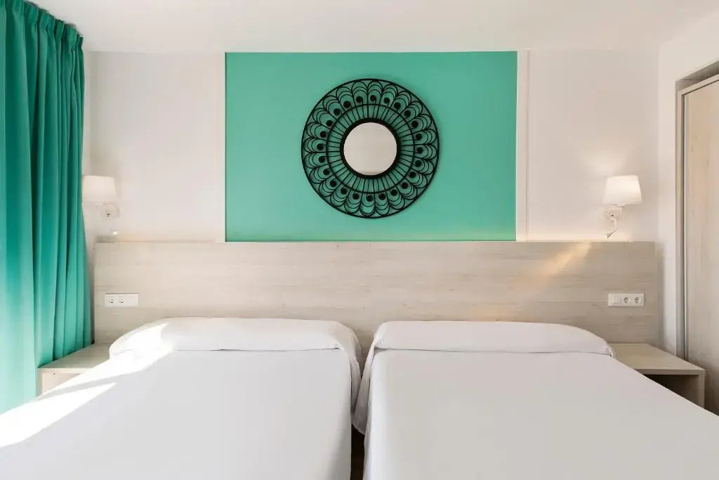 Double room with balcony and with pool view (full double bed)