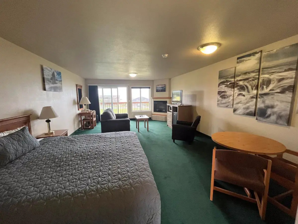 Basic Double room with sea view (full double bed)