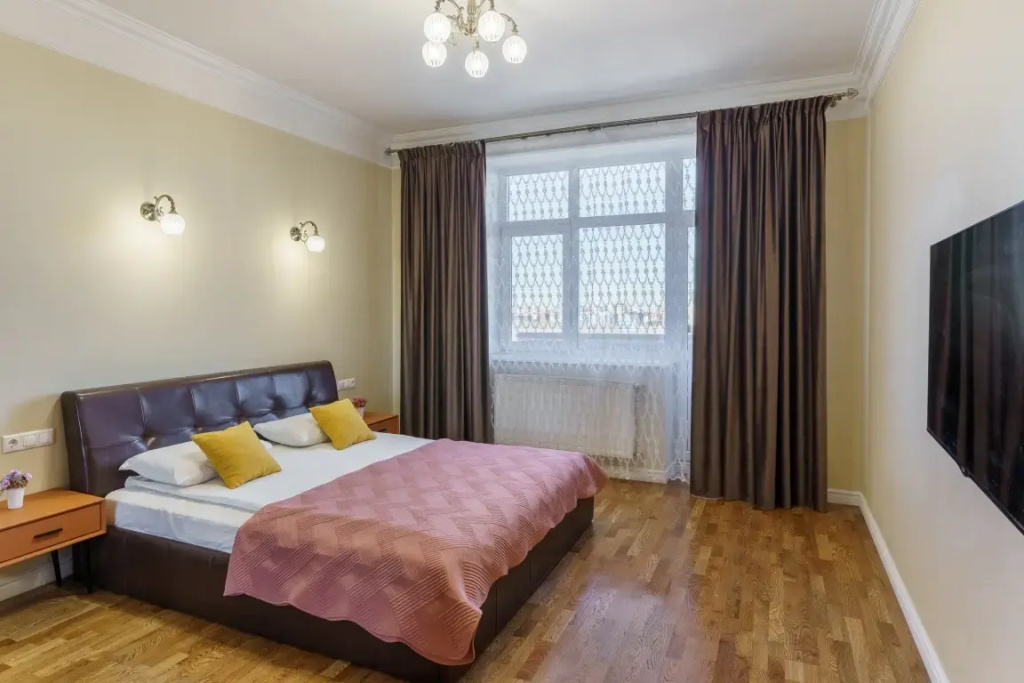 Suite with balcony and with city view