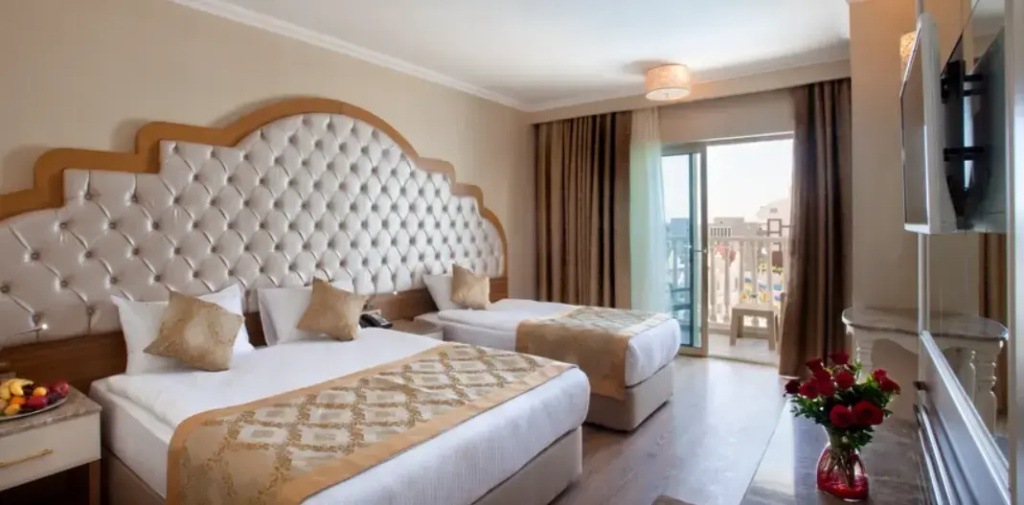 Standard Triple room with pool view