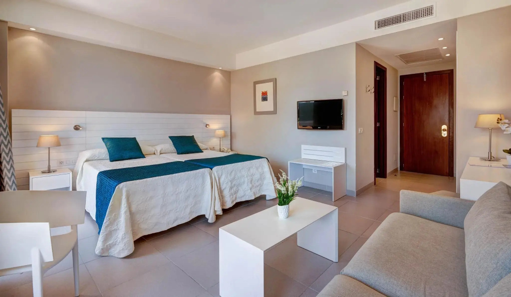 Double Junior Suite with pool view (twin beds)