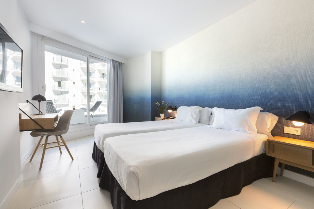 Double room with lateral sea view (twin beds)