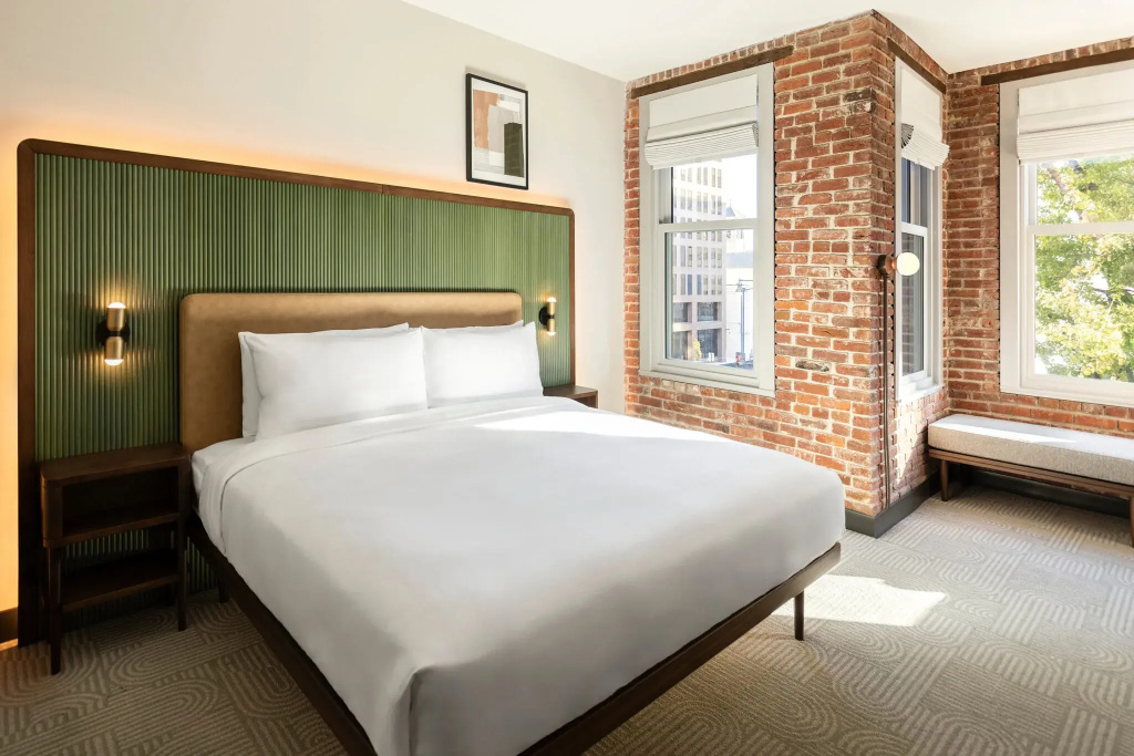 Deluxe Double room with city view (full double bed)