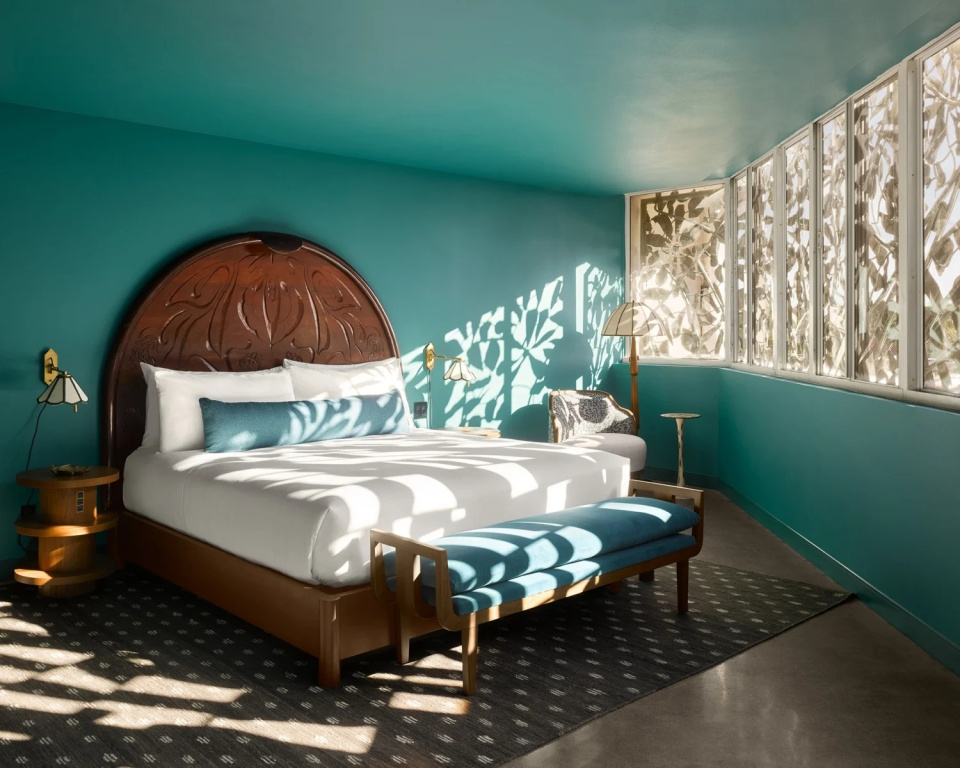 Grand Luxe Corner Double Suite (full double bed)