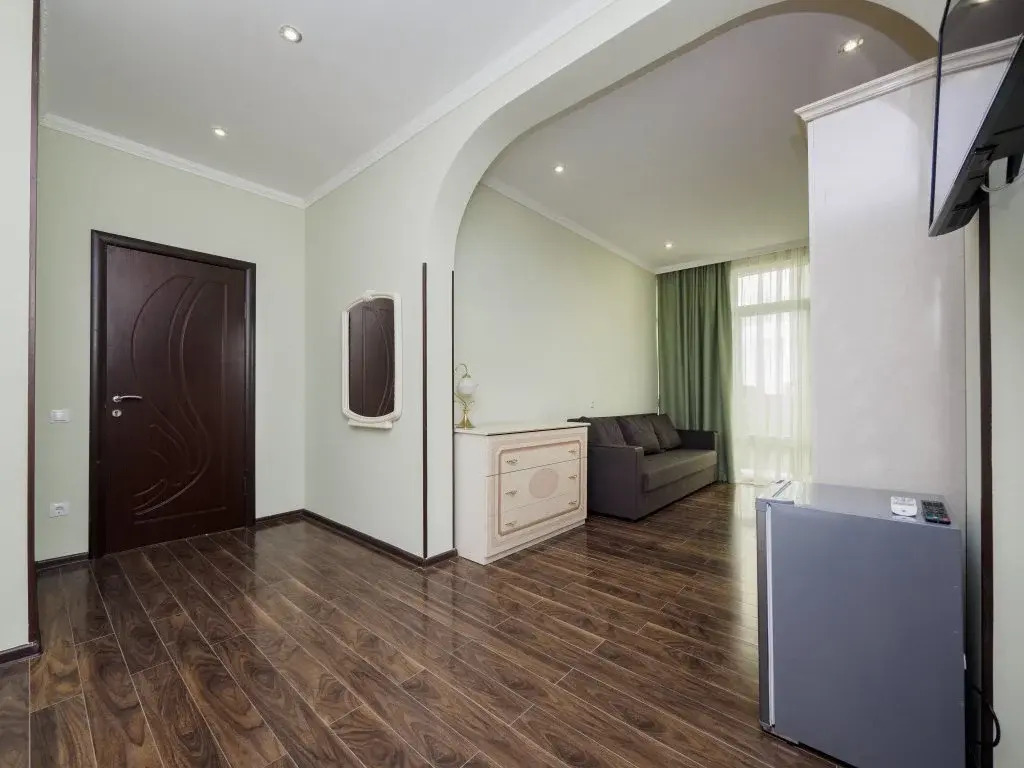 Люкс с балконом и рядом с пляжем в Жемчужина Сочи