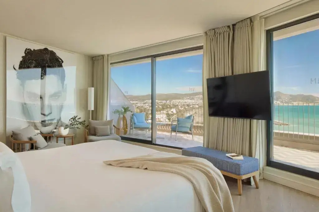 Beyond ME + Double Suite with city and sea view (full double bed)