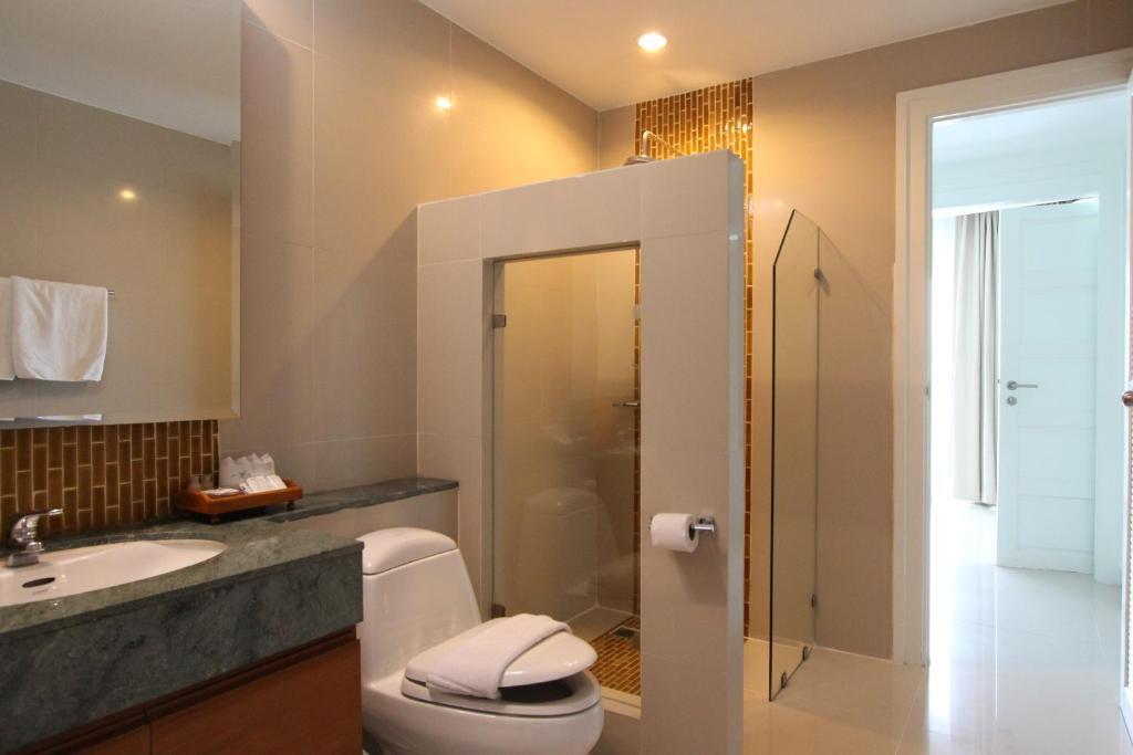 Люкс Panoramic с 2 комнатами с видом на море в Royal Beach View Suites