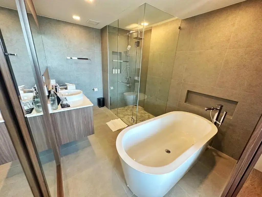 Люкс с 2 комнатами в The Proud Karon Beach Phuket Trademark Collection By Wyndham