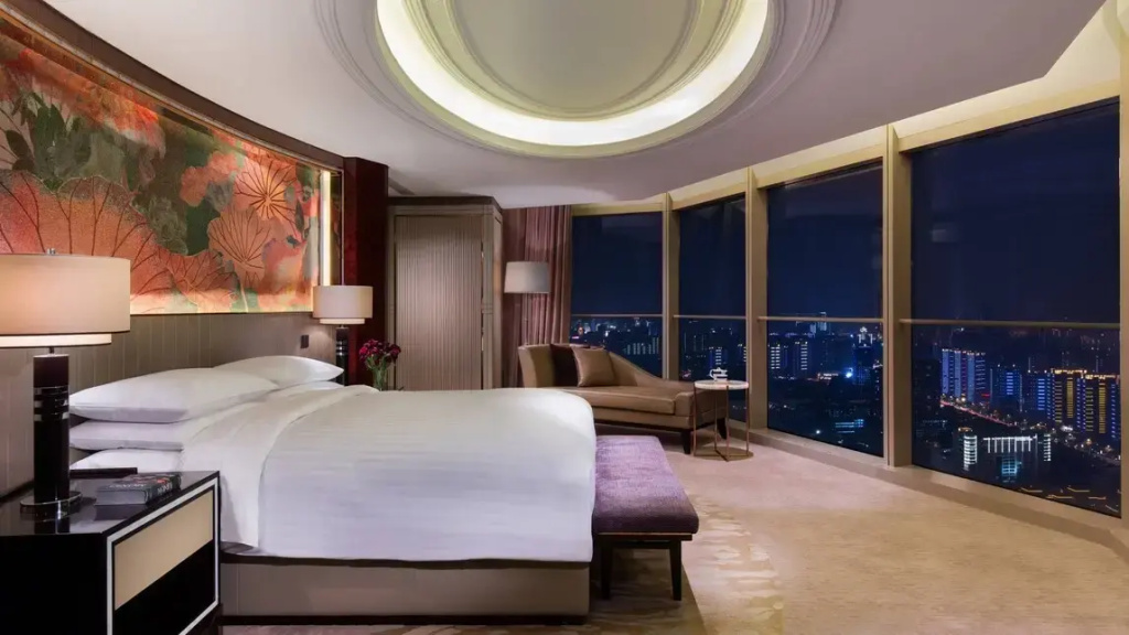 Presidential Double Suite full double bed