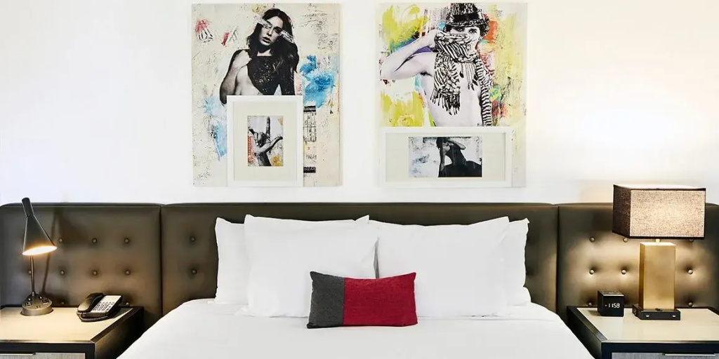 Ultra Hip Attraction View room