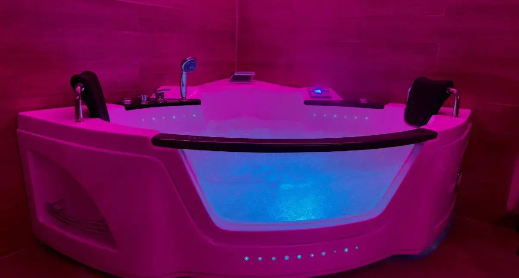 II Double Jacuzzi Suite (full double bed)