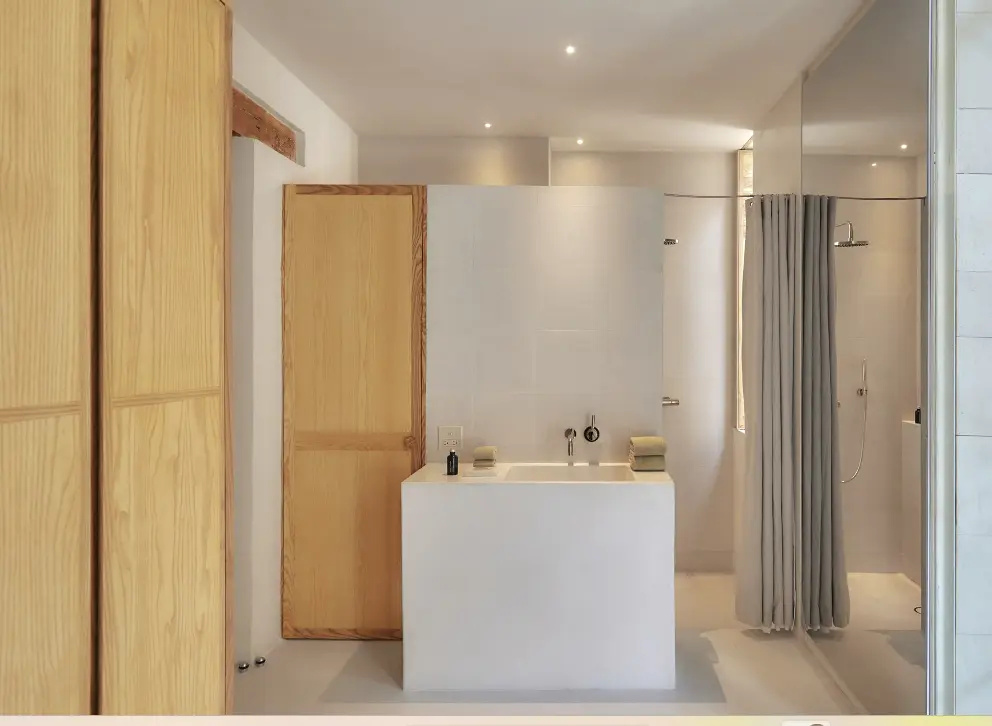 Double Suite with balcony (full double bed)
